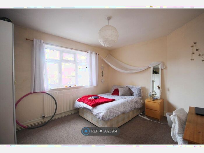 3 Bedroom Flat To Rent In Weston Court, Kingston Upon Thames, KT1