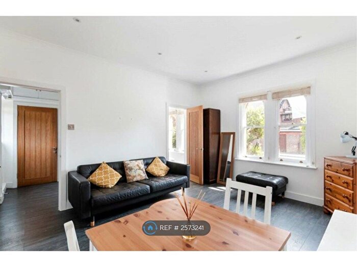 1 Bedroom Flat To Rent In Seymour Court, Surrey, GU21