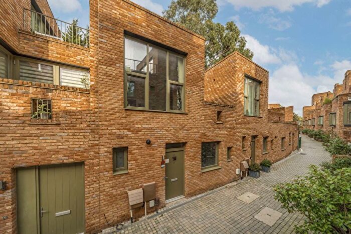 2 Bedroom Property To Rent In Edgewood Mews, London, N3