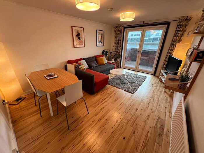 2 Bedroom Maisonette To Rent In Lancefield Quay, Glasgow, G3