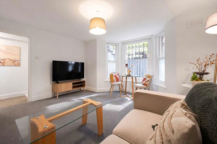 1 Bedroom Flat For Sale In Chesterton Road, North Kensington, W10