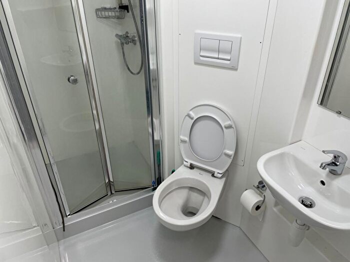 Flat To Rent In Bridge Road, Birmingham, B8