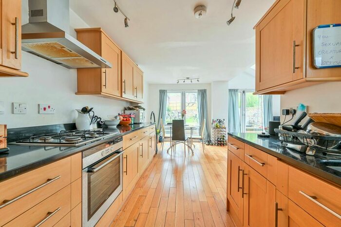 2 Bedroom Flat To Rent In Haselrigge Road, Clapham, London, SW4