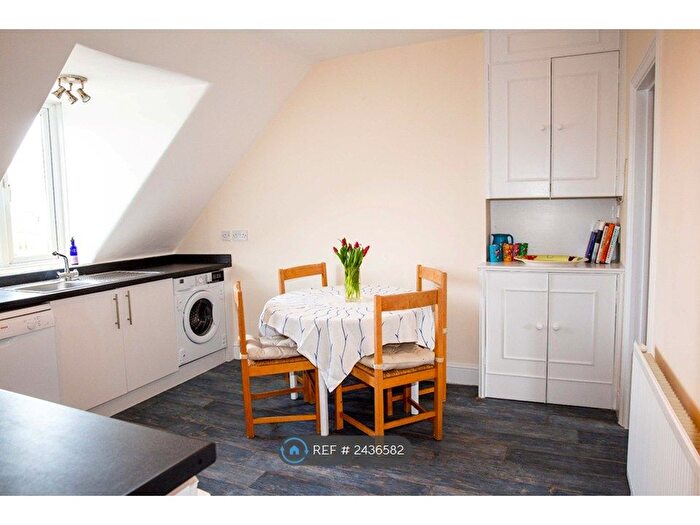 2 Bedroom Flat To Rent In St John's Road, London, SW11
