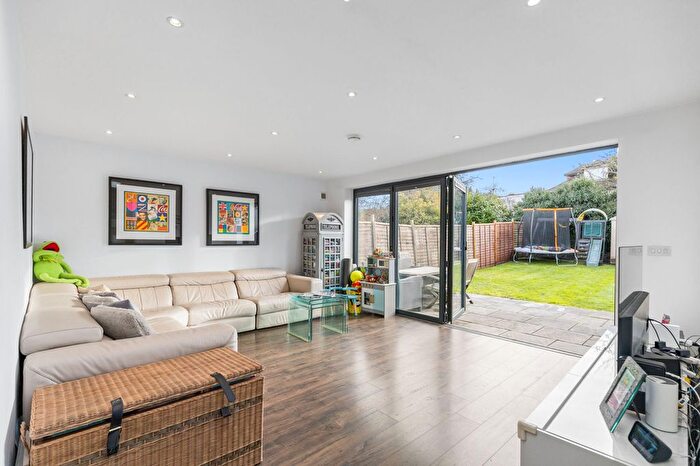 3 Bedroom Maisonette For Sale In Ashbourne Avenue, Temple Fortune, NW11