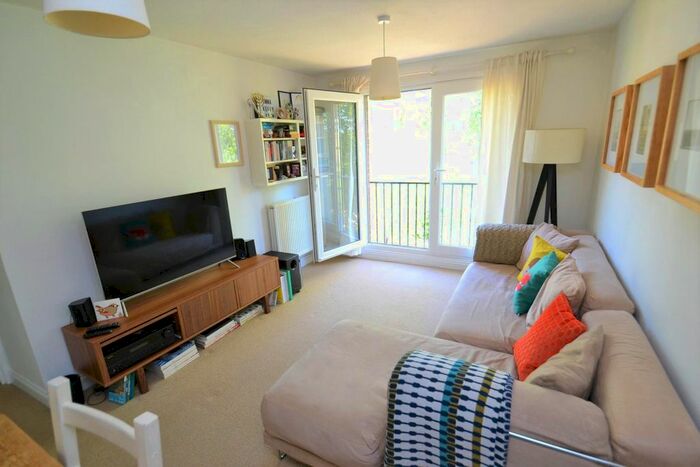 1 Bedroom Flat To Rent In Scrubbitts Square, Radlett, WD7