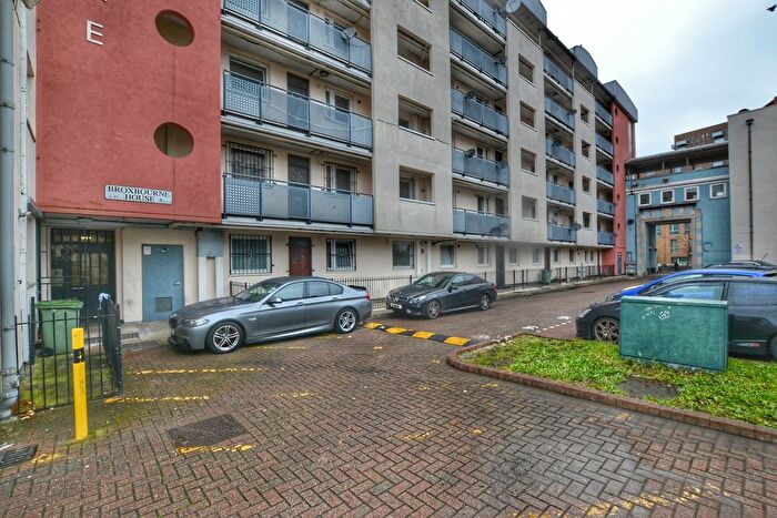 3 Bedroom Flat To Rent In Bromley-By-Bow, E3