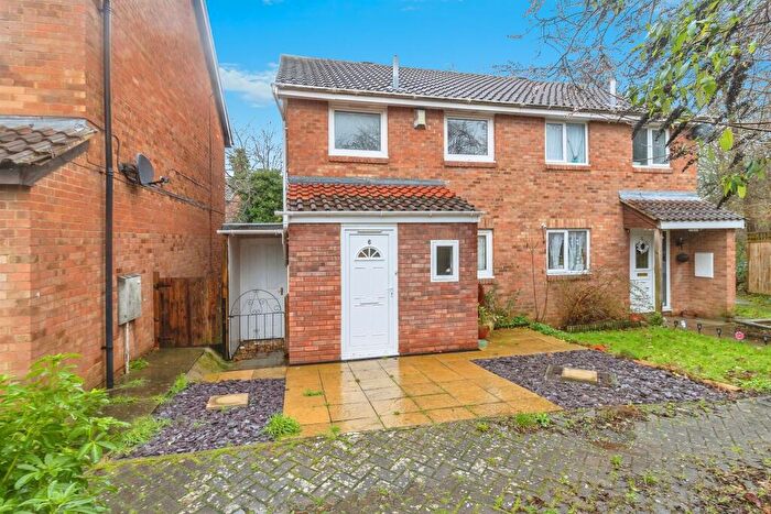 3 Bedroom Semi Detached House For Sale In Martin Close, Neath Hill, Milton Keynes, MK14