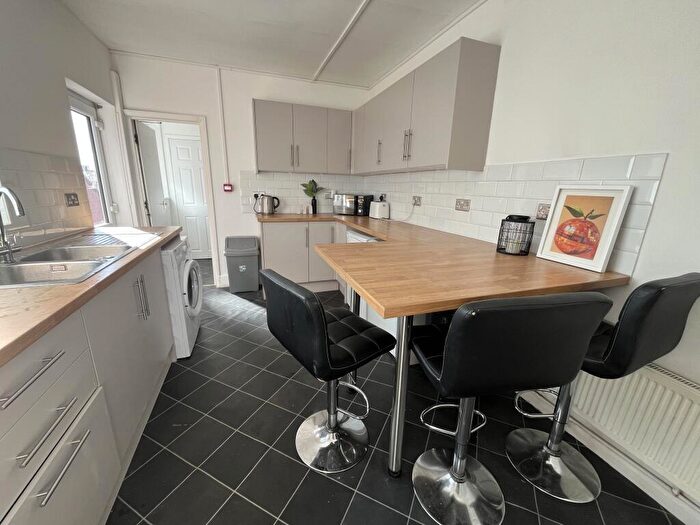 6 Bedroom Terraced House To Rent In West End // Large Bed // Student House // Jul, LN1