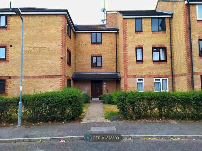 2 Bedroom Flat To Rent In Danbury Crescent, South Ockendon, RM15
