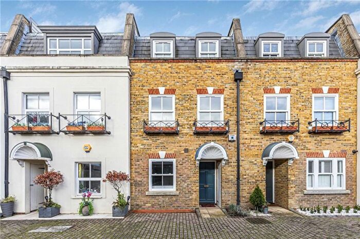 4 Bedroom Property To Rent In Fielding Mews, Barnes, SW13