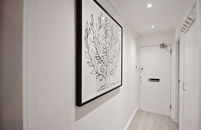 1 Bedroom Flat To Rent In Latymer Court, Hammersmith Road, Hammersmith, W6