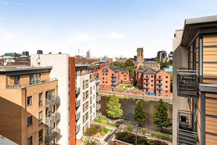 2 Bedroom Flat For Sale In Balmoral Place, Bowman Lane, Leeds, LS10