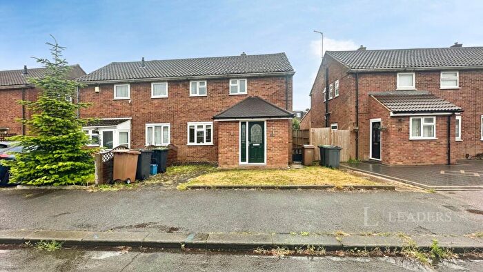 3 Bedroom Semi-Detached House To Rent In Wodecroft Road, Luton, Bedfordshire, LU3