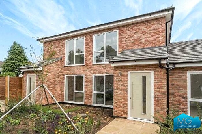 2 Bedroom Bungalow For Sale In Dudley Road, London, N3