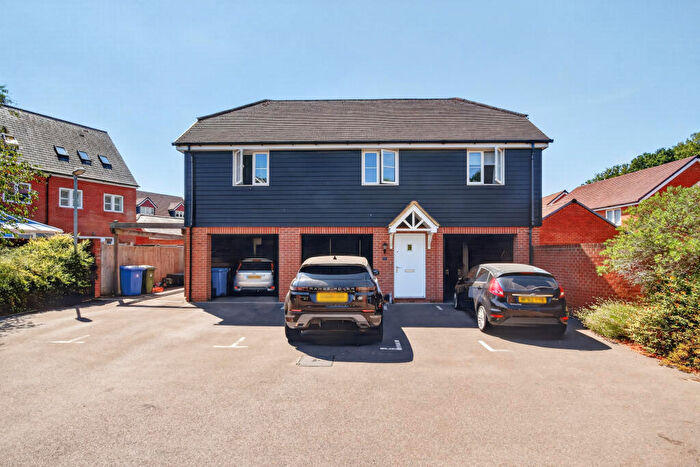 2 Bedroom Coach House For Sale In Redstart Croft, Bracknell, RG12
