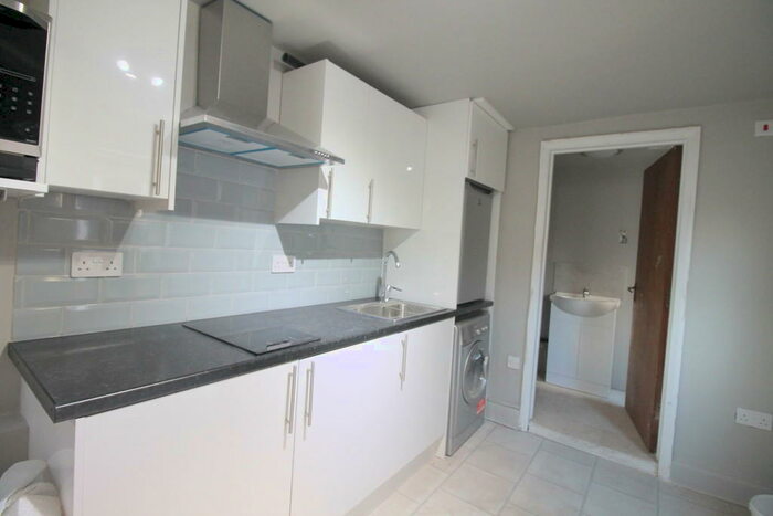 Studio To Rent In Bourne Hill, London, N13