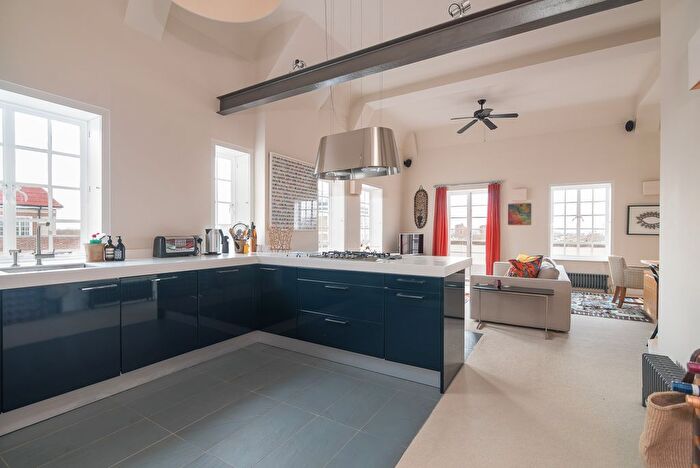 2 Bedroom Flat For Sale In Chelsea Manor Street, London, SW3