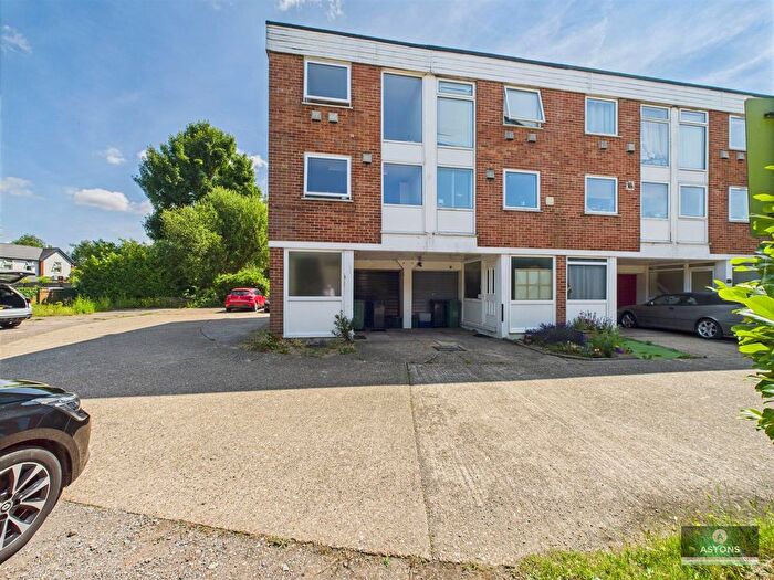 2 Bedroom End Of Terrace House To Rent In Cranbourne Close, Horley, RH6