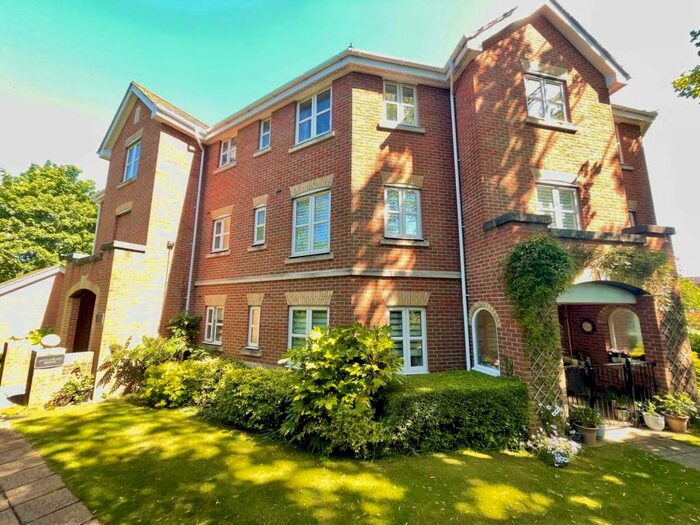 3 Bedroom Flat To Rent In Applemore House, Hillcroft Close, New Street, Lymington, Hampshire, SO41