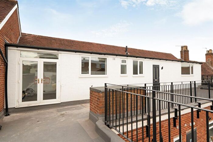 3 Bedroom Flat To Rent In St John's Way, Knowle, B93