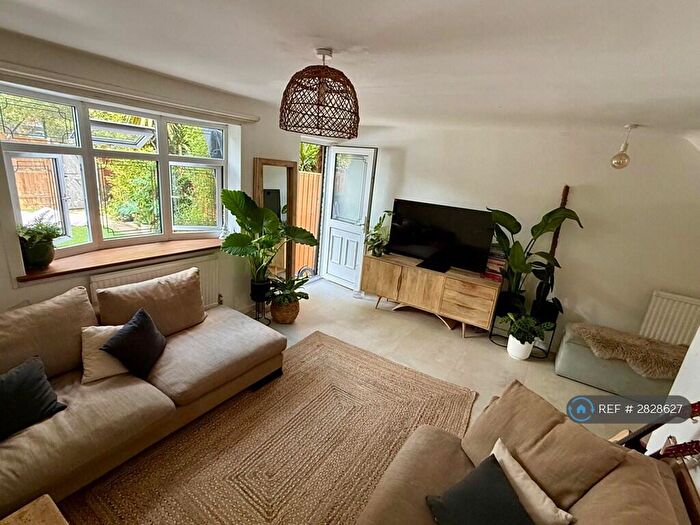 3 Bedroom Maisonette To Rent In Chambord Street, London, E2