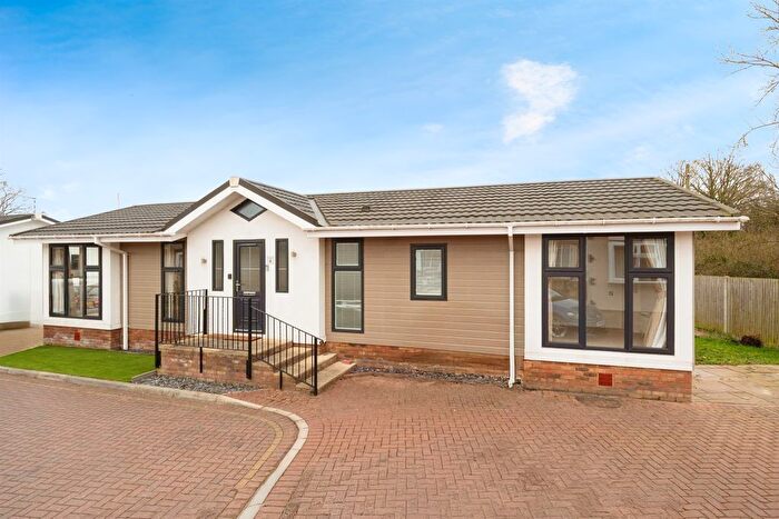 2 Bedroom Mobile/park Home For Sale In Queen Street, Paddock Wood, Tonbridge, TN12