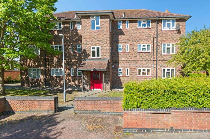 2 Bedroom Apartment For Sale In Broxburn Drive, South Ockendon, Essex, RM15