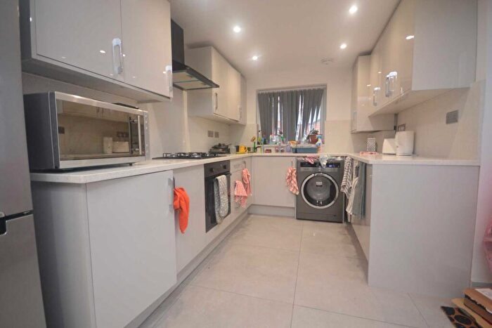 6 Bedroom Terraced House To Rent In Grange Avenue, Reading, RG6