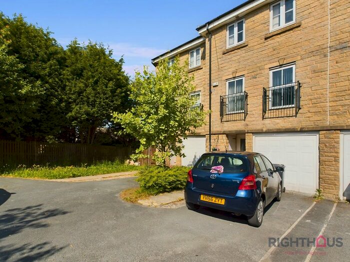 3 Bedroom Town House For Sale In Widdop Close, Bradford, BD6