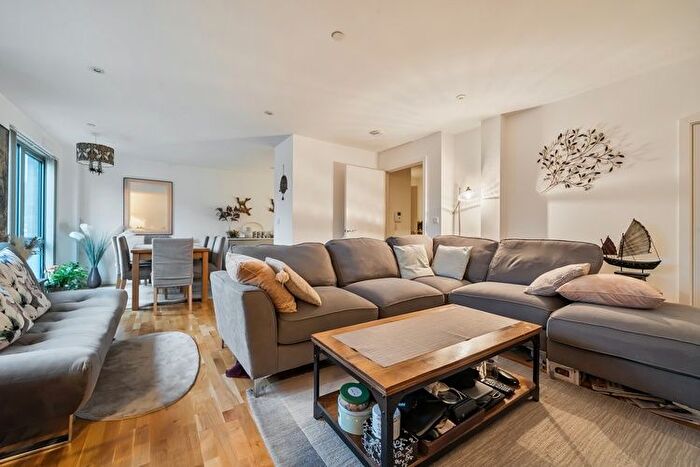 2 Bedroom Flat For Sale In Franklin Court, Borehamwood, Hertfordshire, WD6