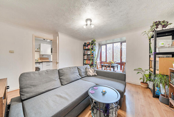 2 Bedroom Apartment For Sale In Kirk Rise, Sutton, SM1