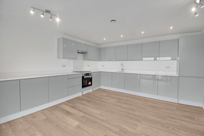 2 Bedroom Flat To Rent In High Street, Rayleigh, Essex, SS6