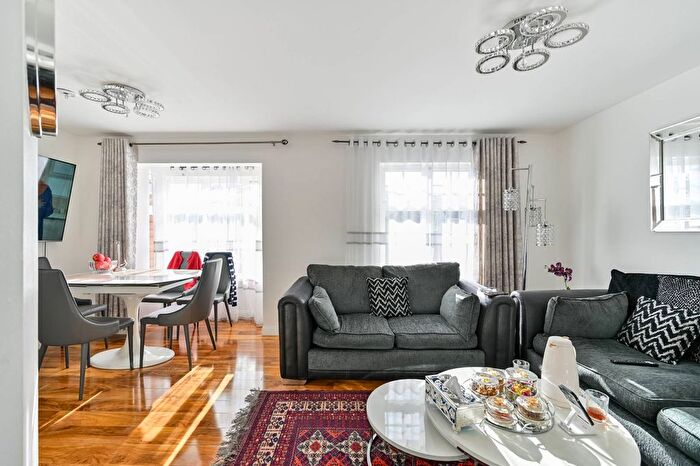 2 Bedroom Flat For Sale In Avondale Gardens, Hounslow, TW4