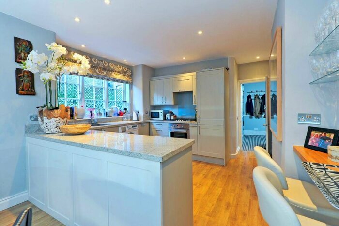 2 Bedroom Flat To Rent In Albert Bridge Road, Prince Of Wales Drive, London, SW11