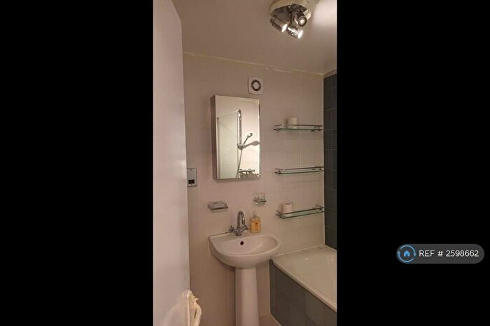 2 Bedroom Flat To Rent In Bennets Lodge, Enfield, EN2