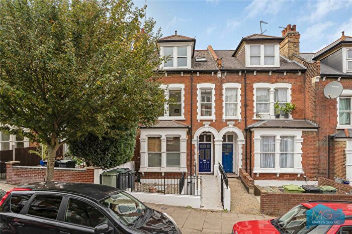 3 Bedroom Apartment For Sale In Hillfield Avenue, London, N8