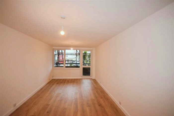 2 Bedroom Flat To Rent In Justin Close, Brentford, TW8