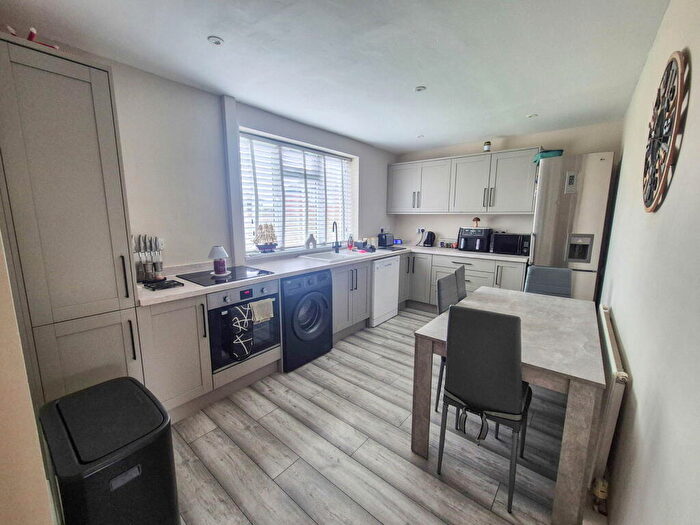 3 Bedroom Semi-Detached House For Sale In Emlyn Avenue, Hereford, HR4