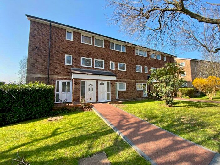 3 Bedroom Maisonette To Rent In Hever Close, Maidenhead, Berkshire, SL6