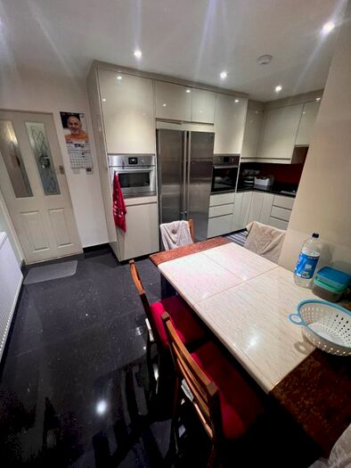 2 Bedroom Country House To Rent In Eton Avenue, Wembley, HA0