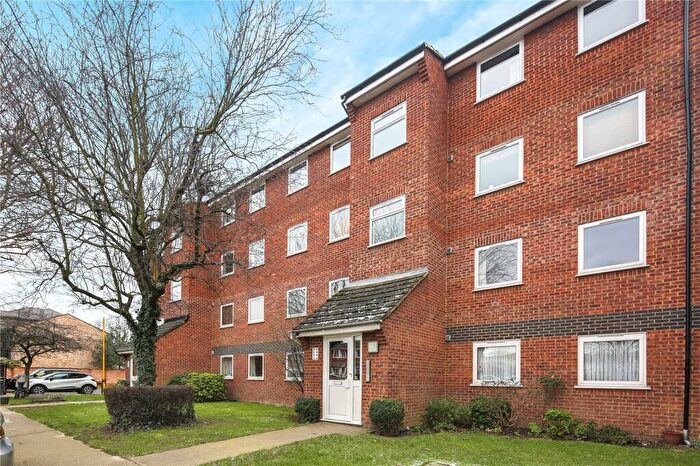 2 Bedroom Flat To Rent In Regency Court, Park Close, Hackney, London, E9