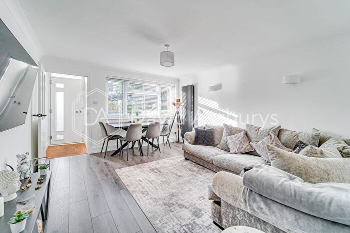 2 Bedroom Flat To Rent In Hill House Close, Church Hill, London, N21