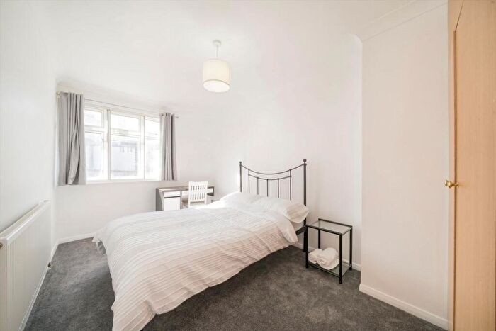 3 Bedroom Flat To Rent In Pennyfields, London, E14
