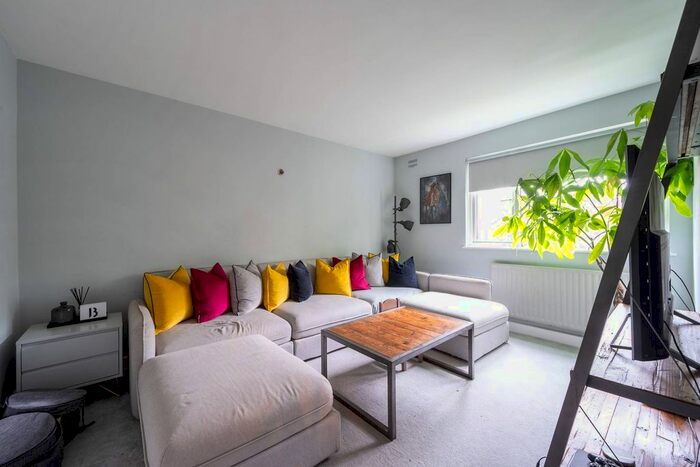 2 Bedroom Flat To Rent In West Hill Road, Southfields, London, SW18