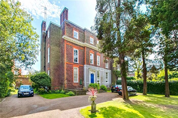 3 Bedroom Flat For Sale In Petersham Road, Richmond, TW10