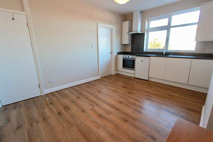 3 Bedroom Flat To Rent In Russell Lane, London, N20