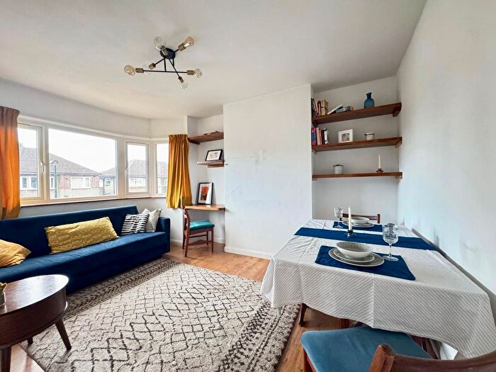 2 Bedroom Maisonette For Sale In Redfern Avenue, Whitton, TW4