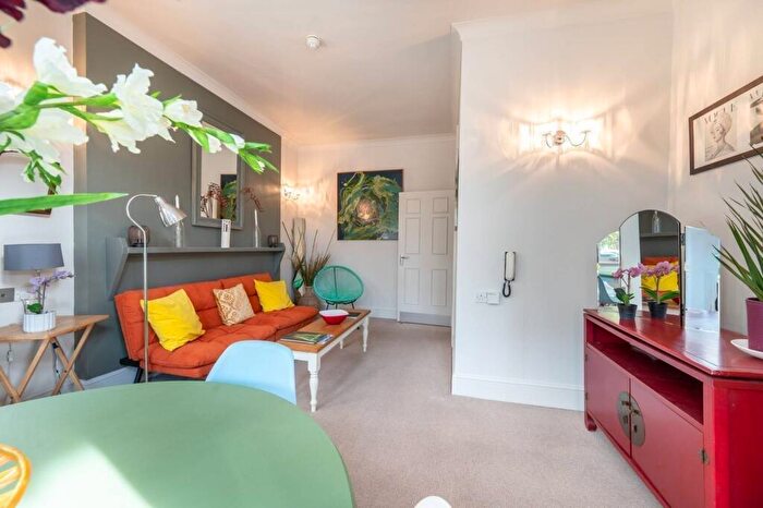 1 Bedroom Flat To Rent In Hoveden Road, Mapesbury, NW2