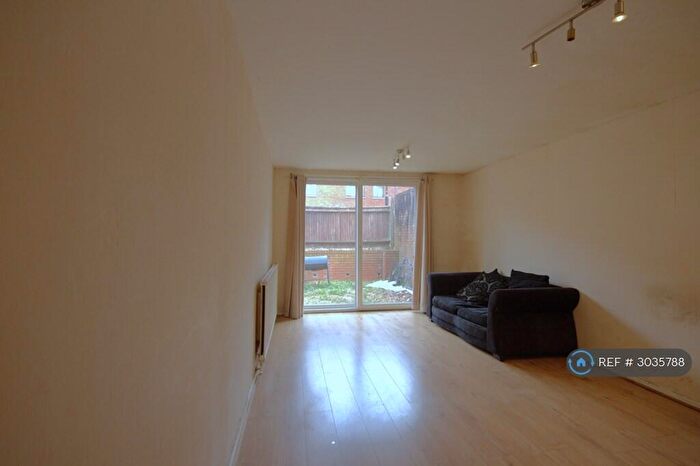 2 Bedroom Flat To Rent In Lee, London, SE12